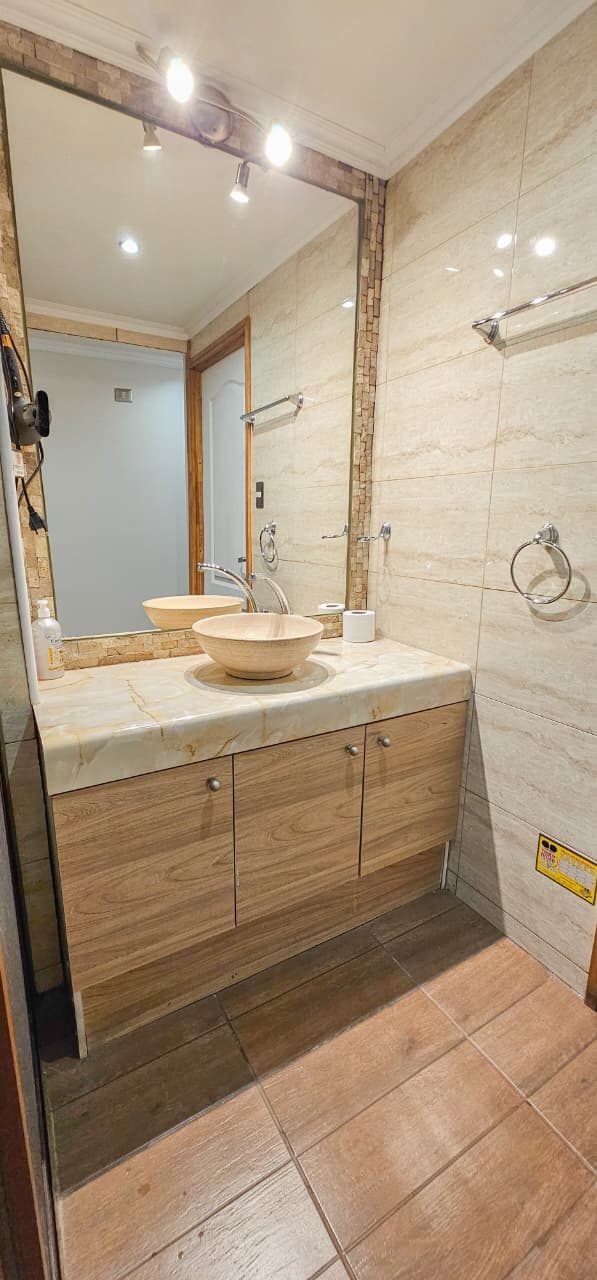 Suite Ejecutiva Premium — baño de alta gama